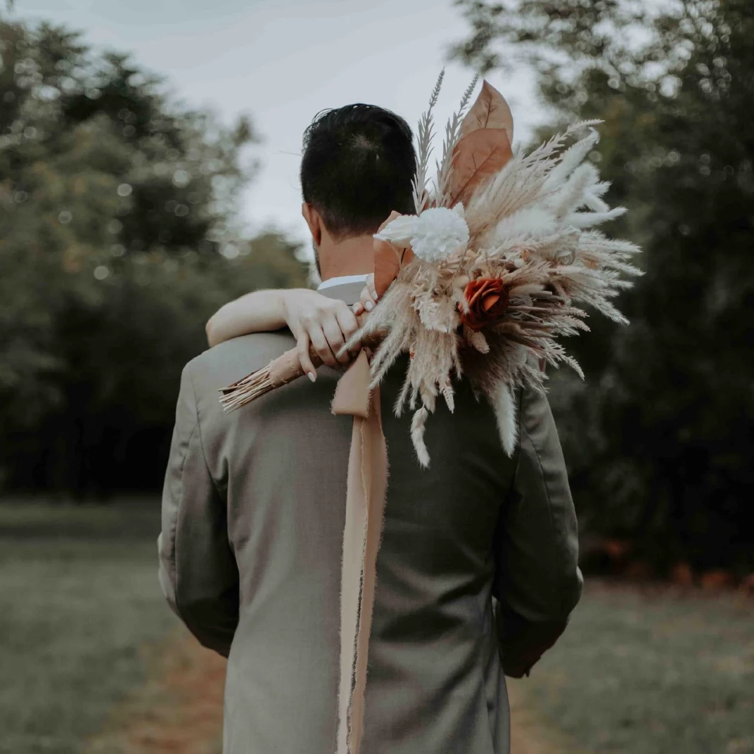 featherwood-farm-rustic-wedding-couple-outside